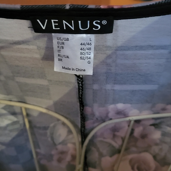 Unique floral blouse with pleather accent - Picture 4 of 4